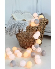 Kompozycja kolorowych kul LED by Green Canoe Cotton Ball Lights