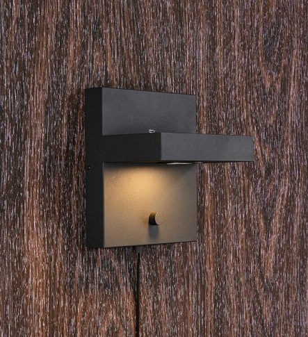 Minimalistyczny kinkiet w kształcie półki Kubik marki Markslojd